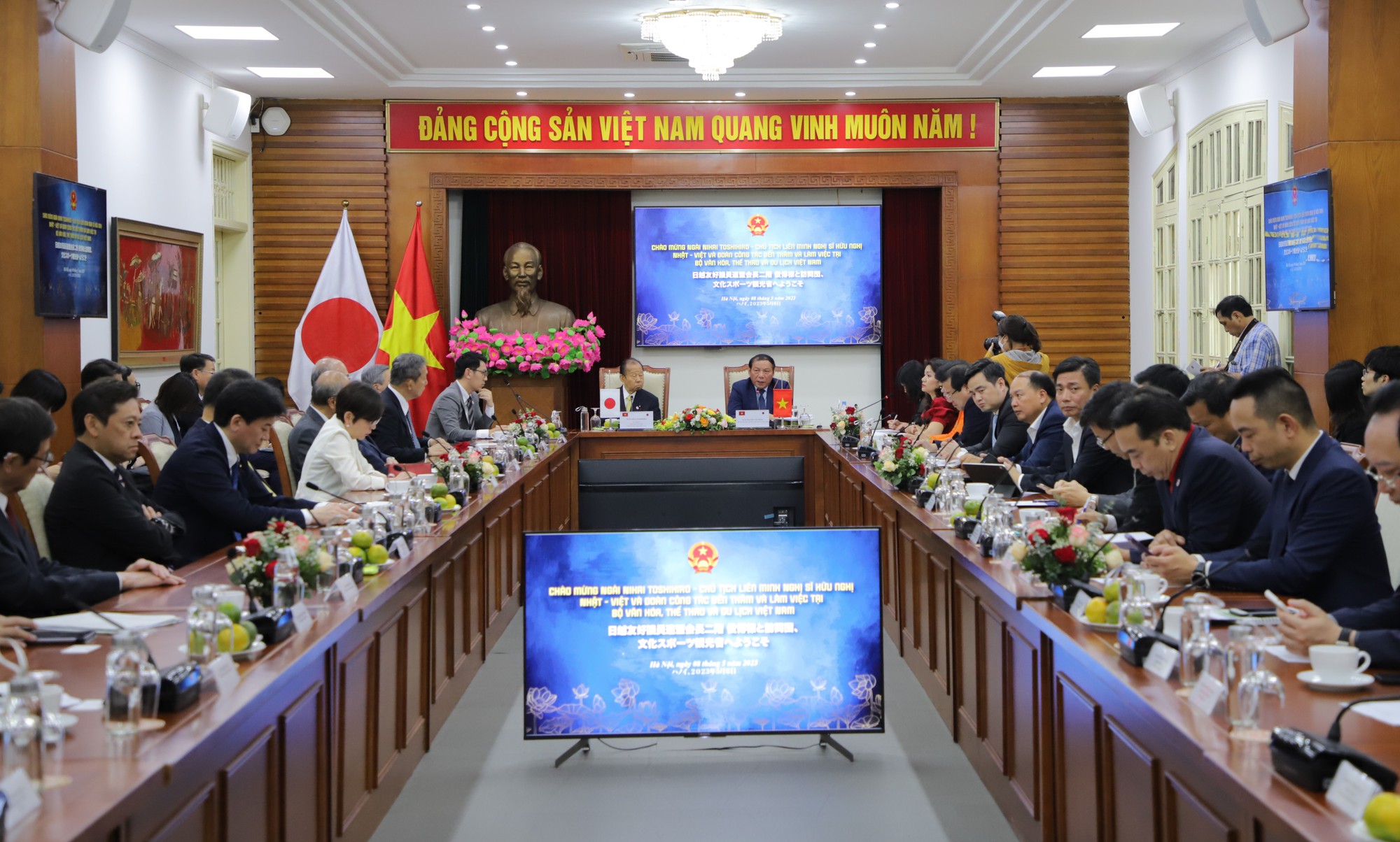 Bộ trưởng Nguyễn Văn Hùng tiếp và làm việc với Chủ tịch Liên minh Nghị sĩ hữu nghị Nhật Bản - Việt Nam - Ảnh 1.