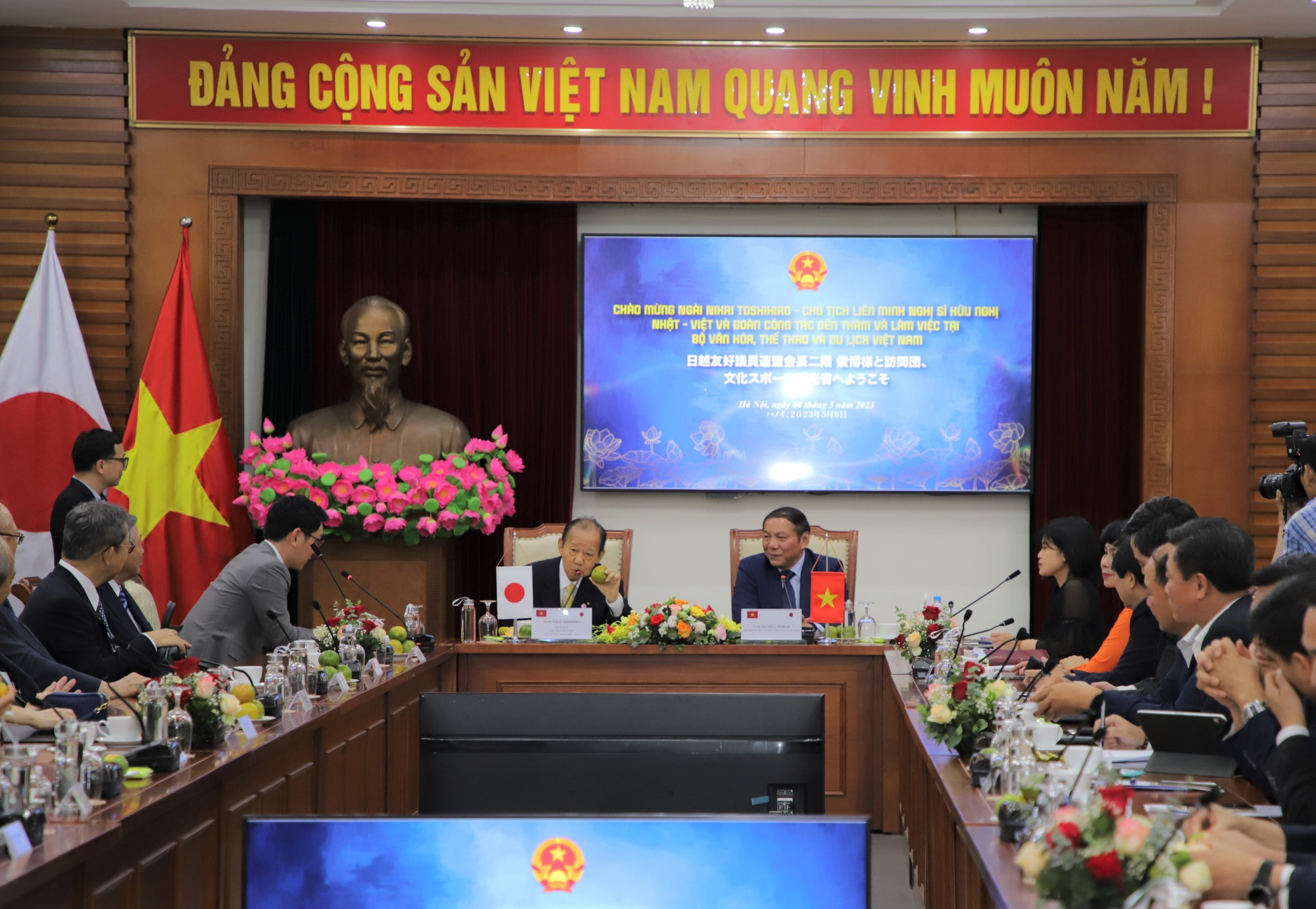 Bộ trưởng Nguyễn Văn Hùng tiếp và làm việc với Chủ tịch Liên minh Nghị sĩ hữu nghị Nhật Bản - Việt Nam - Ảnh 2.