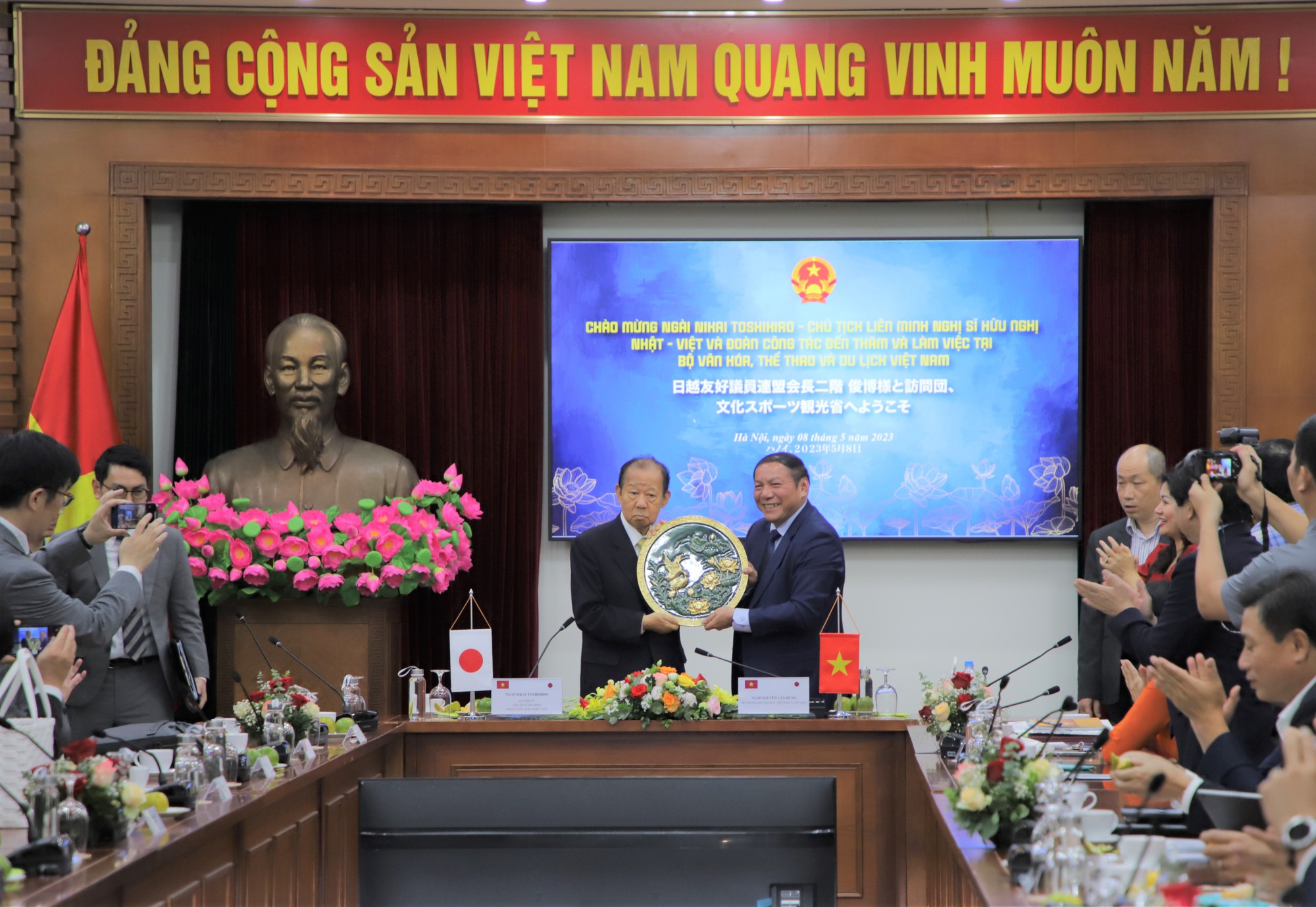 Bộ trưởng Nguyễn Văn Hùng tiếp và làm việc với Chủ tịch Liên minh Nghị sĩ hữu nghị Nhật Bản - Việt Nam - Ảnh 3.