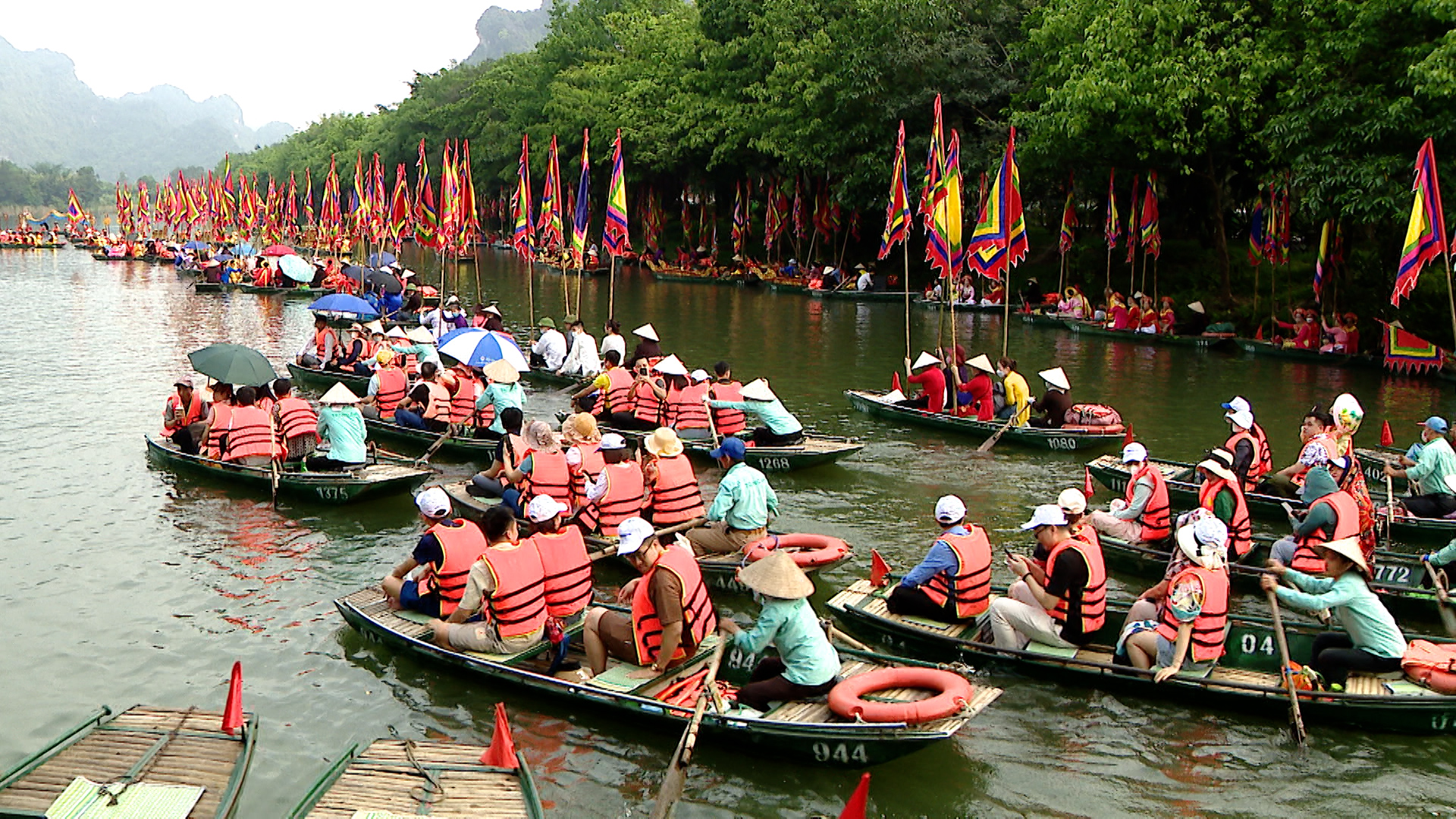Ninh Bình: Lễ hội Tràng An 2023 góp phần kích cầu du lịch mùa thấp điểm - Ảnh 1.