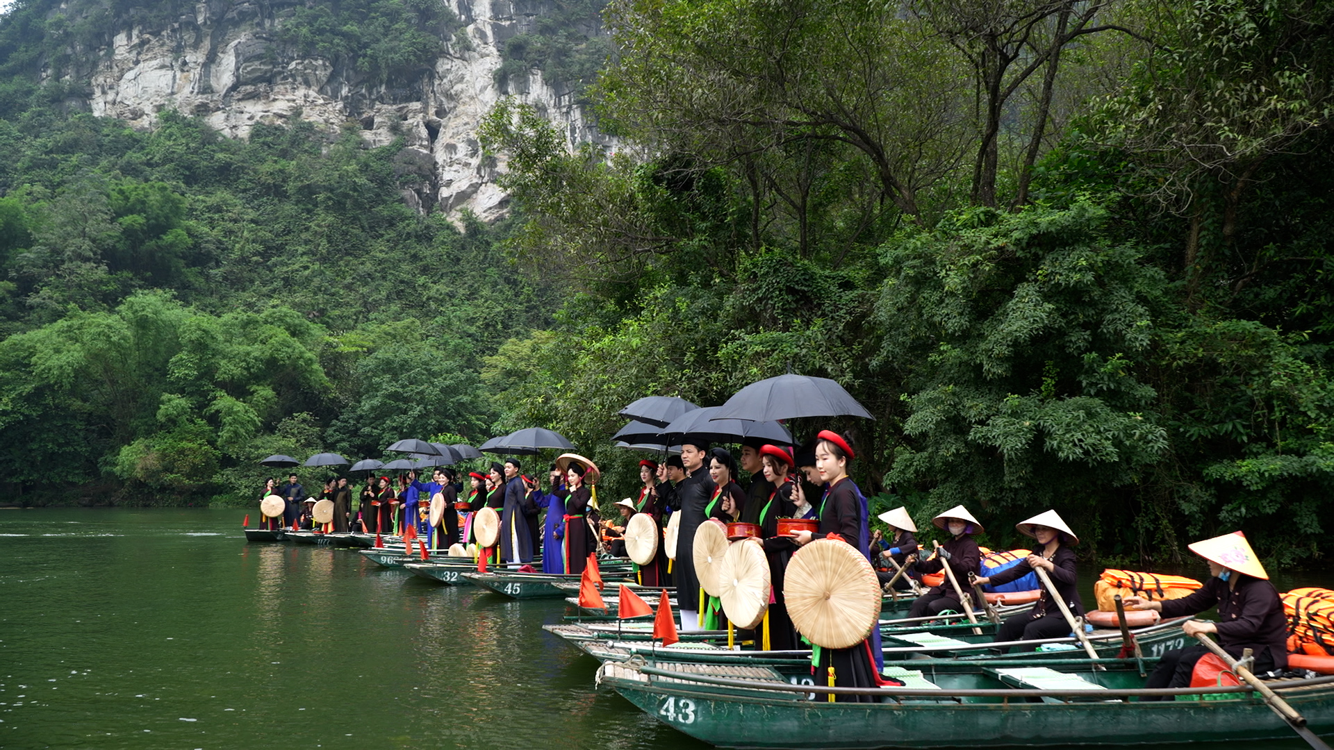 Ninh Bình: Lễ hội Tràng An 2023 góp phần kích cầu du lịch mùa thấp điểm - Ảnh 2.