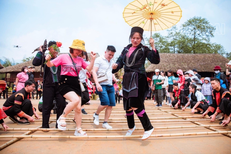 Năm 2023, Lào Cai phấn đấu đón trên 6 triệu lượt khách du lịch - Ảnh 1.