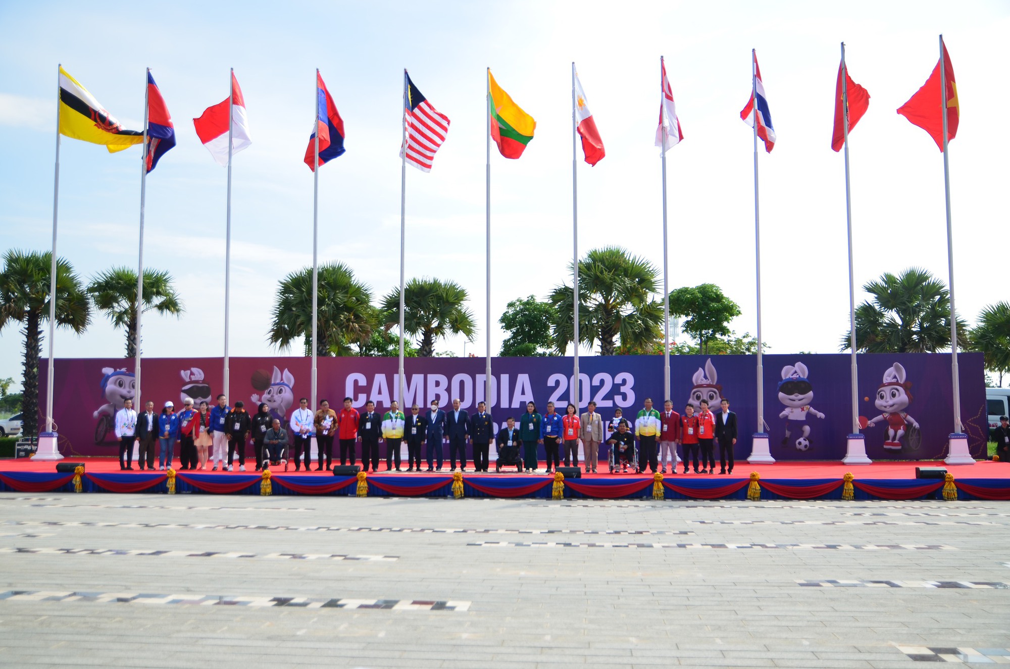 Đoàn Thể thao Người khuyết tật Việt Nam tham dự lễ Thượng cờ ASEAN PARA Games 12 - Ảnh 1.