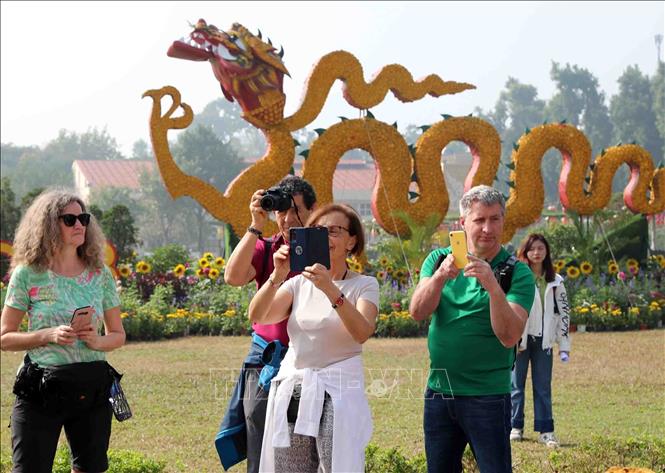 Khách quốc tế đến Việt Nam đạt hơn 5,5 triệu lượt trong 6 tháng đầu năm - Ảnh 1.