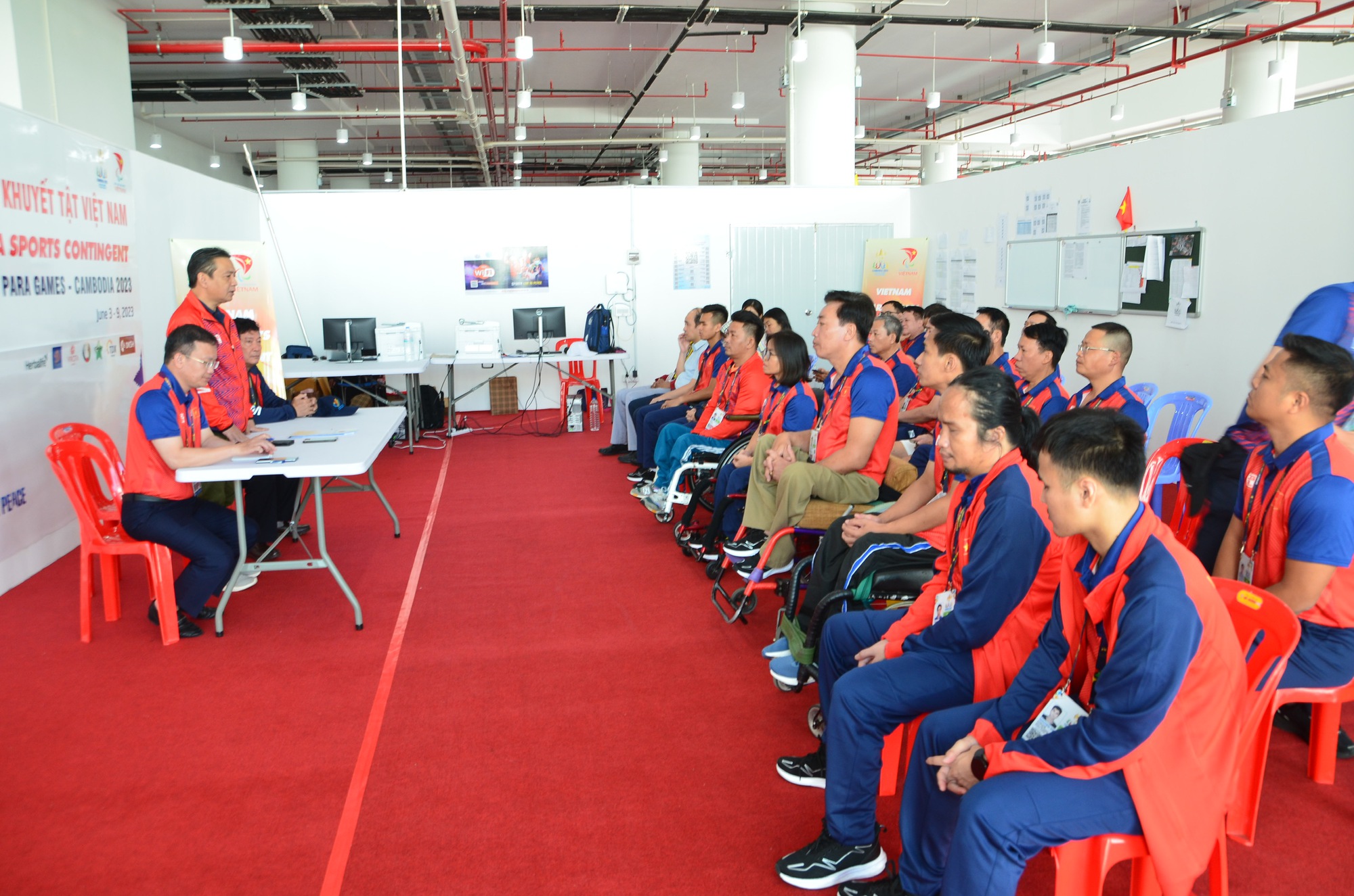 Thứ trưởng Hoàng Đạo Cương thăm, động viên Đoàn Thể thao người khuyết tật Việt Nam dự ASEAN PARA Games 12 - Ảnh 1.