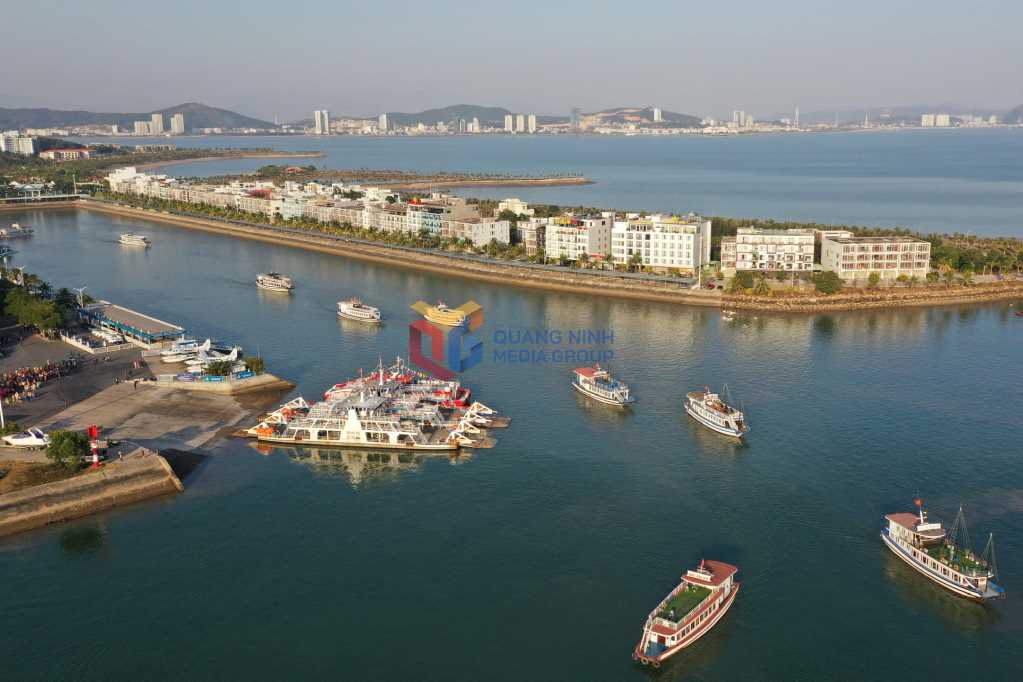 Quảng Ninh: Du lịch biển, đảo bứt phá từ cảng bến đồng bộ, hiện đại - Ảnh 2.
