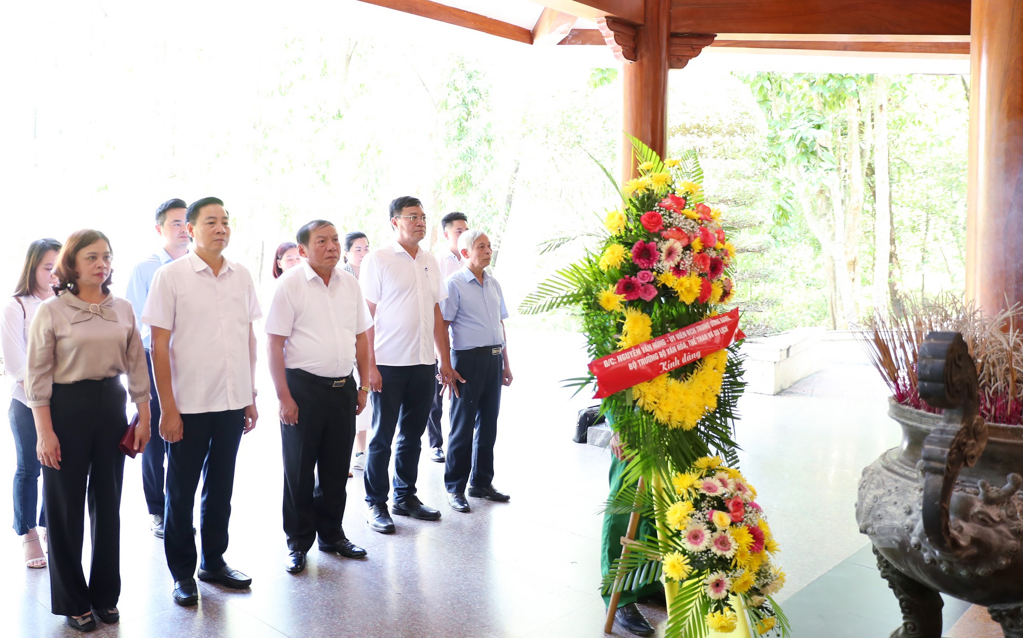 Bộ trưởng Nguyễn Văn Hùng dâng hương tại Khu Di tích Ngã ba Đồng Lộc, thăm di tích quốc gia đặc biệt Khu lưu niệm Đại Thi hào Nguyễn Du - Ảnh 1.