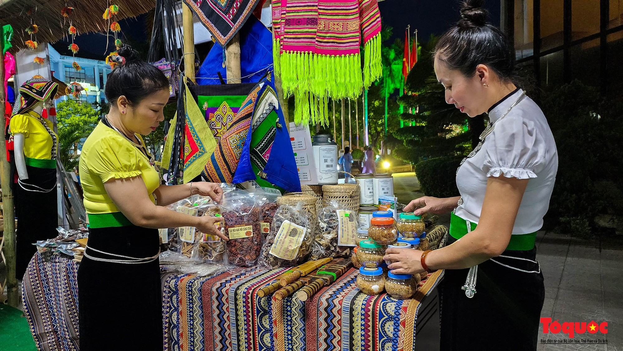 Khai mạc Triển lãm &quot;Di sản Hồ Chí Minh - Hội tụ niềm tin, thắp sáng tương lai&quot; - Ảnh 11.