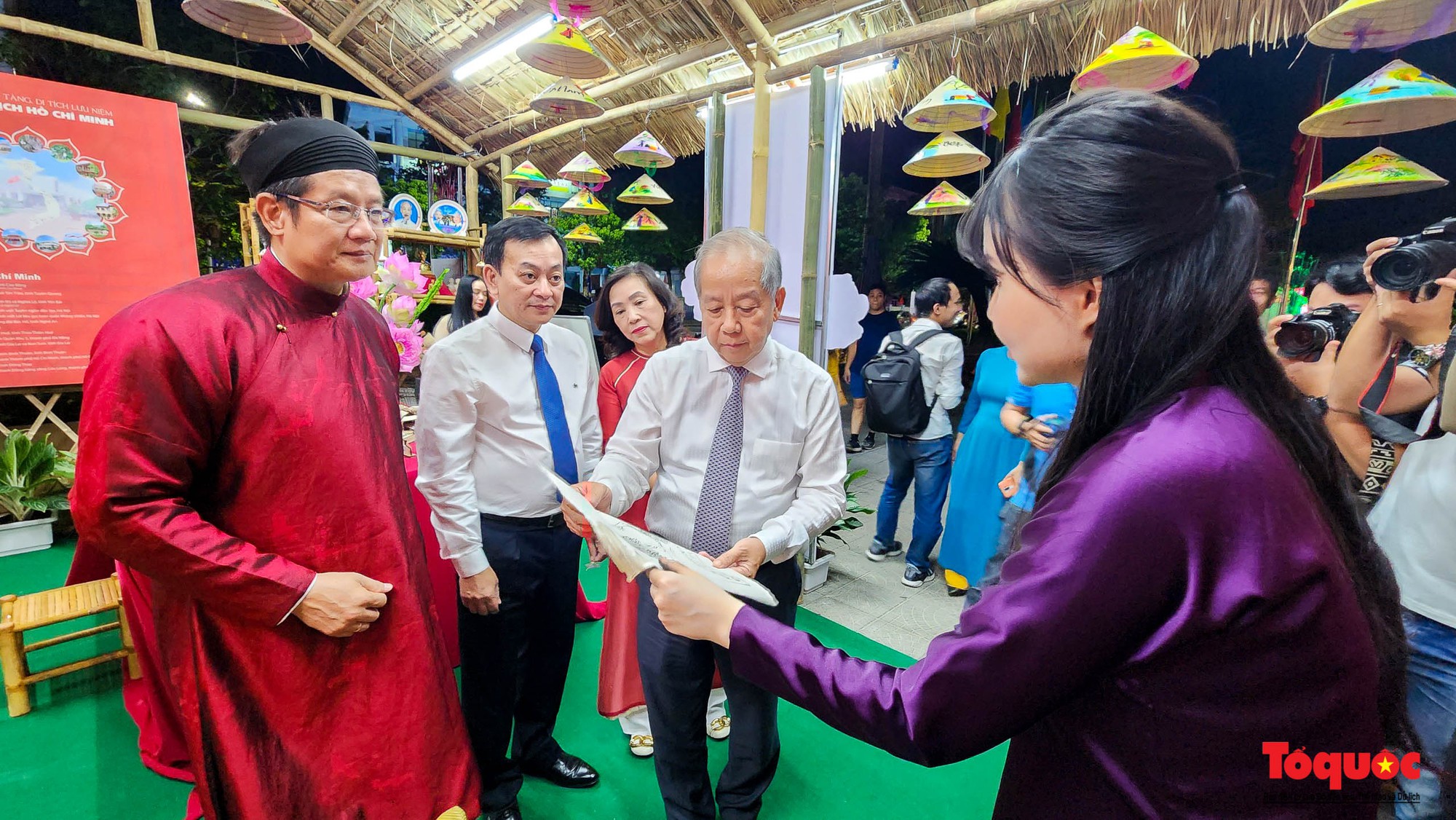 Khai mạc Triển lãm &quot;Di sản Hồ Chí Minh - Hội tụ niềm tin, thắp sáng tương lai&quot; - Ảnh 10.