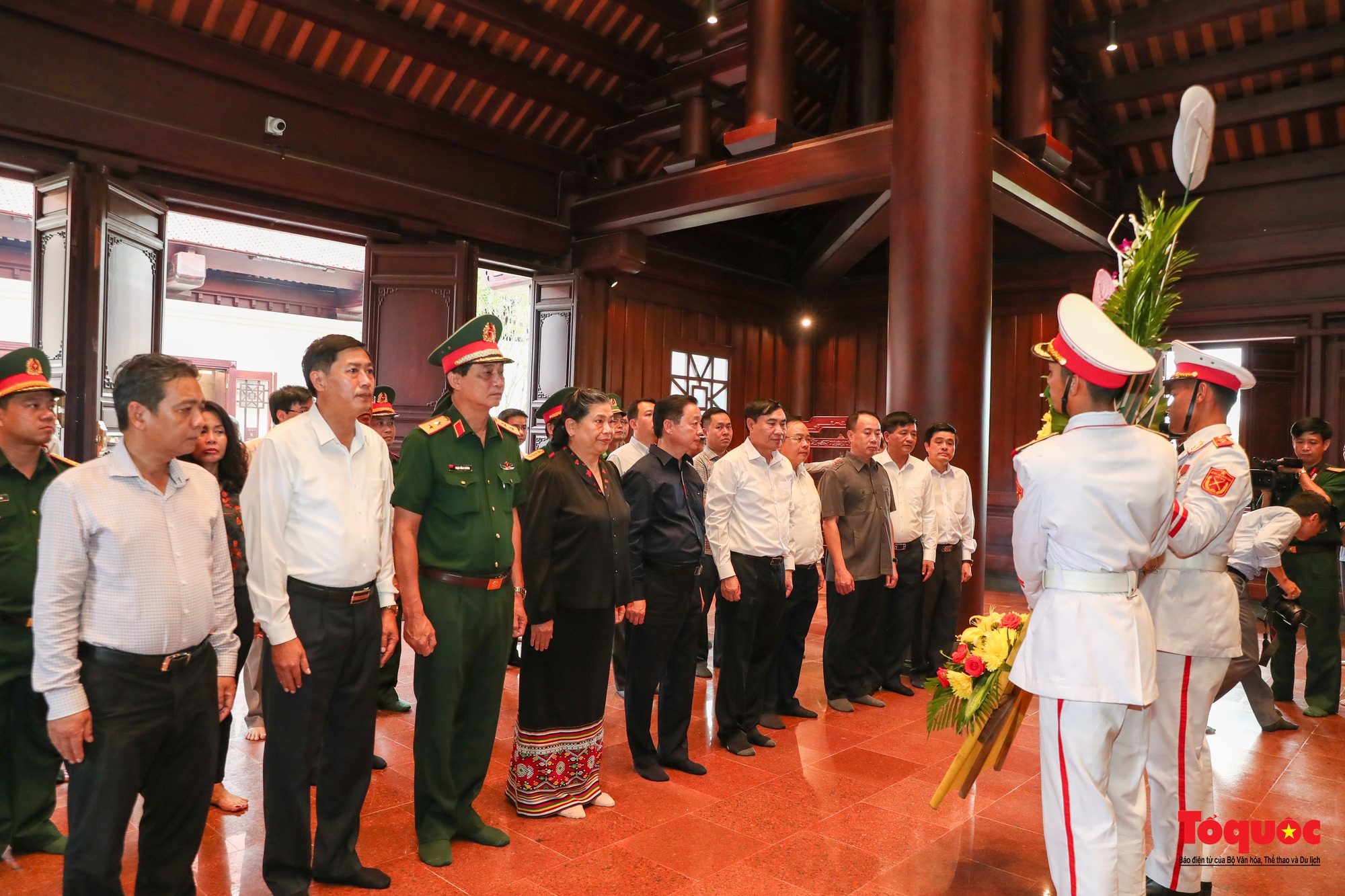 Lãnh đạo Đảng, Nhà nước dâng hương, tưởng niệm các anh hùng, liệt sĩ tại thành phố Điện Biên - Ảnh 6.