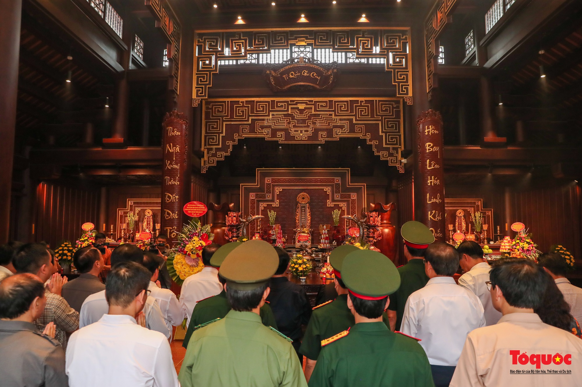 Lãnh đạo Đảng, Nhà nước dâng hương, tưởng niệm các anh hùng, liệt sĩ tại thành phố Điện Biên - Ảnh 5.