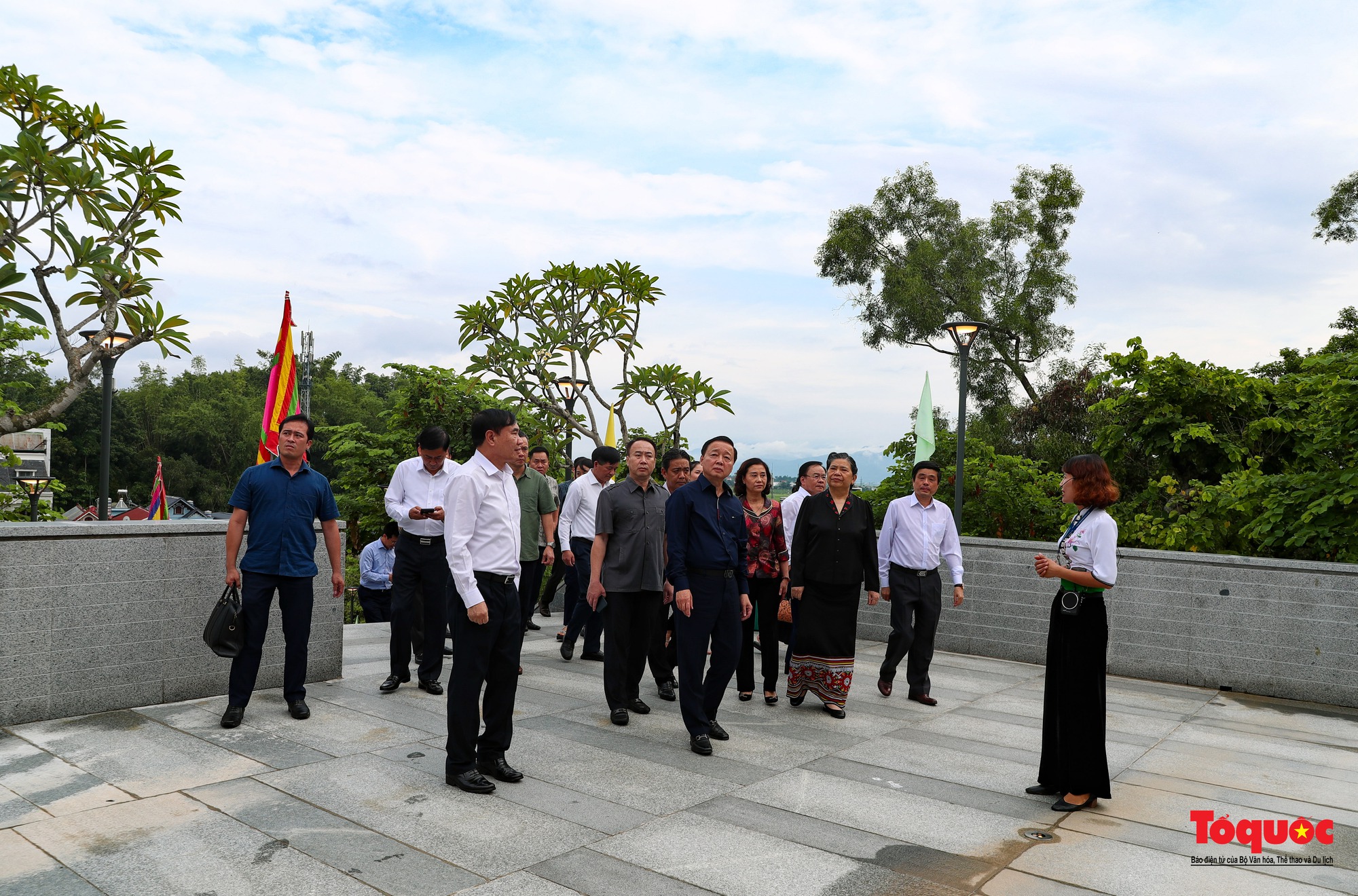 Lãnh đạo Đảng, Nhà nước dâng hương, tưởng niệm các anh hùng, liệt sĩ tại thành phố Điện Biên - Ảnh 10.