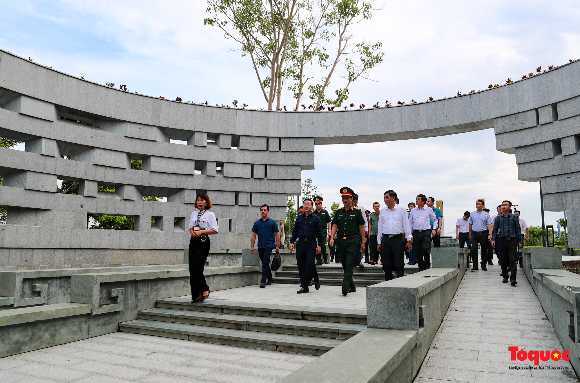 Lãnh đạo Đảng, Nhà nước dâng hương, tưởng niệm các anh hùng, liệt sĩ tại thành phố Điện Biên - Ảnh 1.