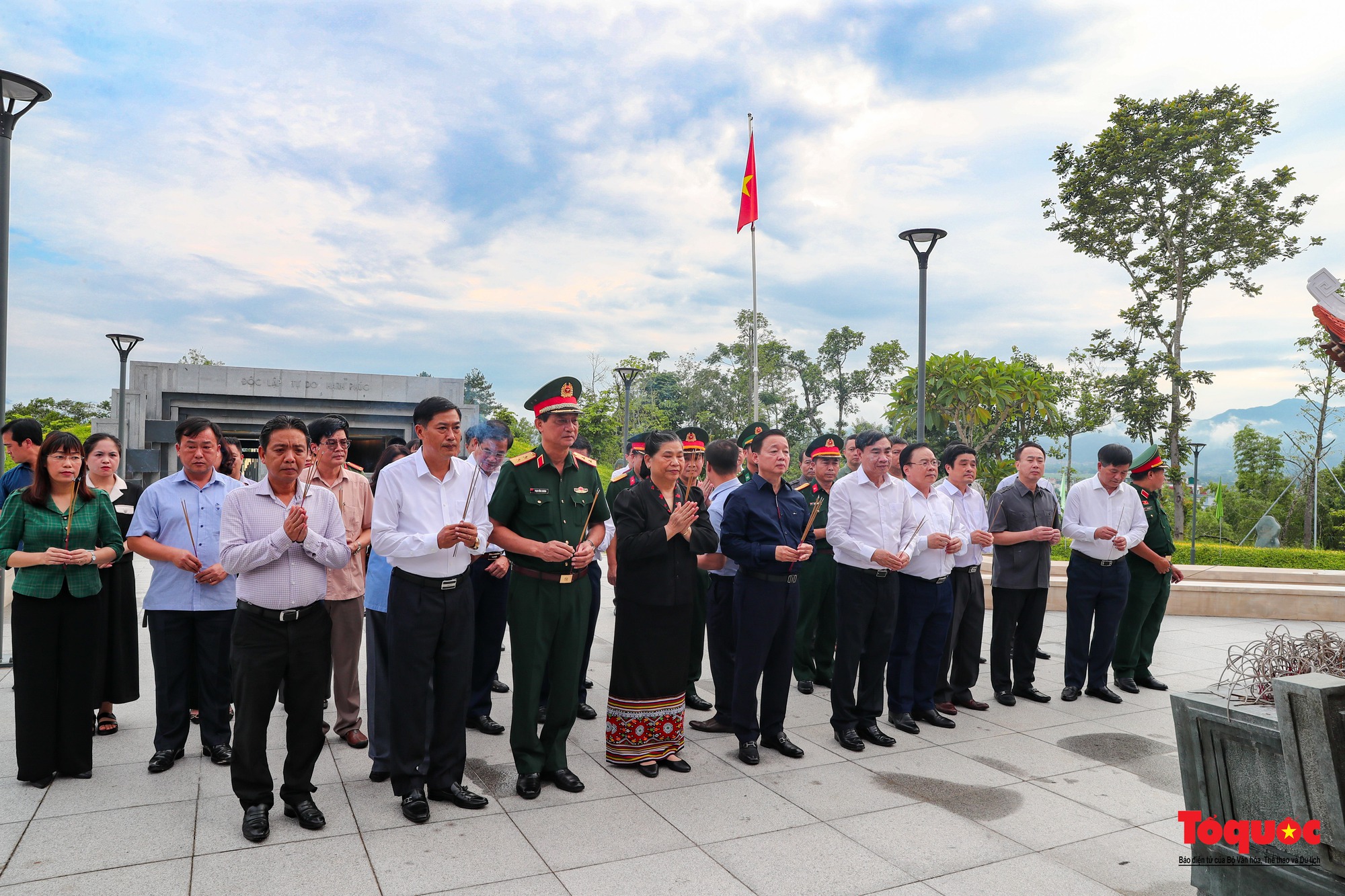 Lãnh đạo Đảng, Nhà nước dâng hương, tưởng niệm các anh hùng, liệt sĩ tại thành phố Điện Biên - Ảnh 2.