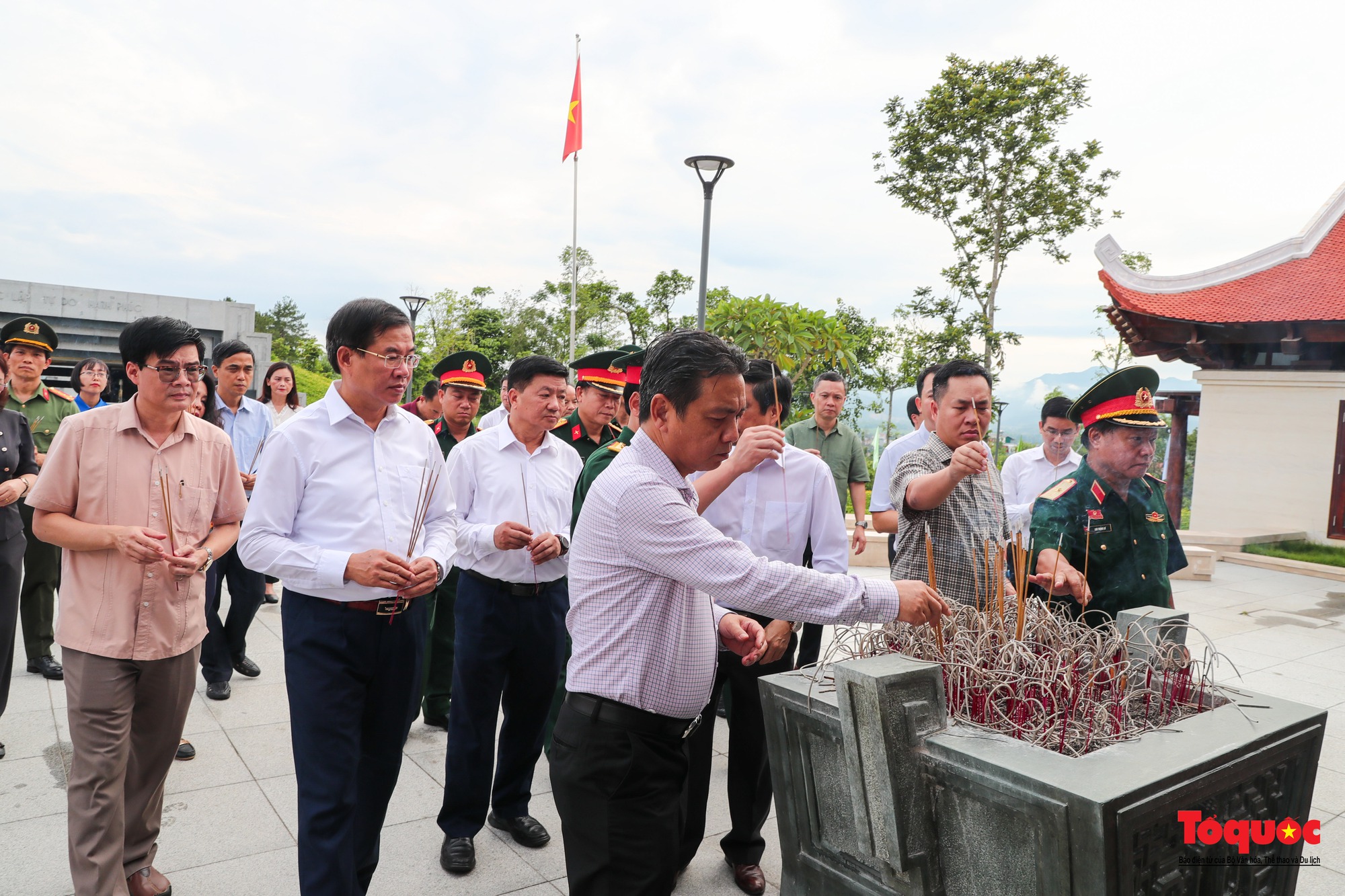 Lãnh đạo Đảng, Nhà nước dâng hương, tưởng niệm các anh hùng, liệt sĩ tại thành phố Điện Biên - Ảnh 4.