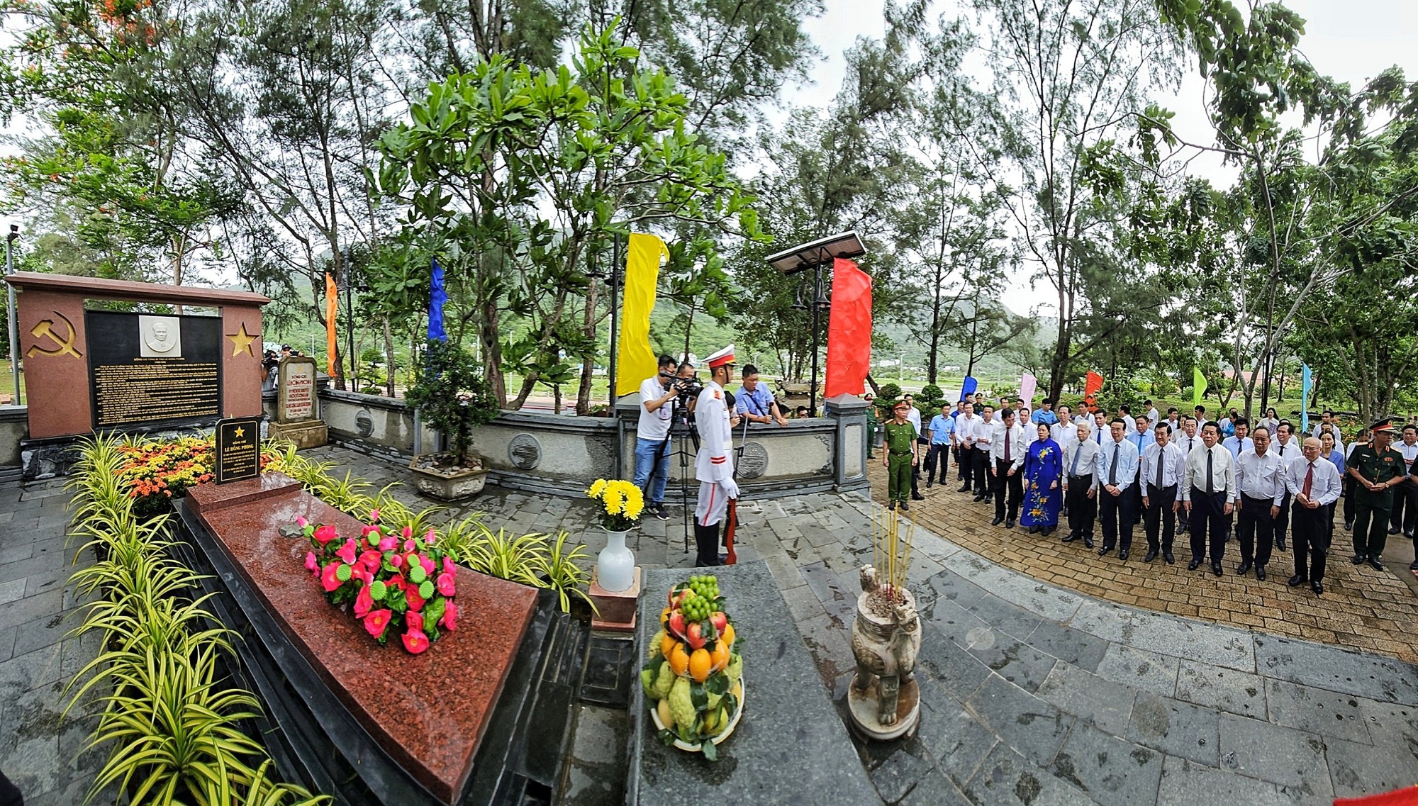 Chủ tịch nước Võ Văn Thưởng dâng hương tưởng niệm các Anh hùng liệt sĩ tại Nghĩa trang Hàng Dương - Ảnh 4.