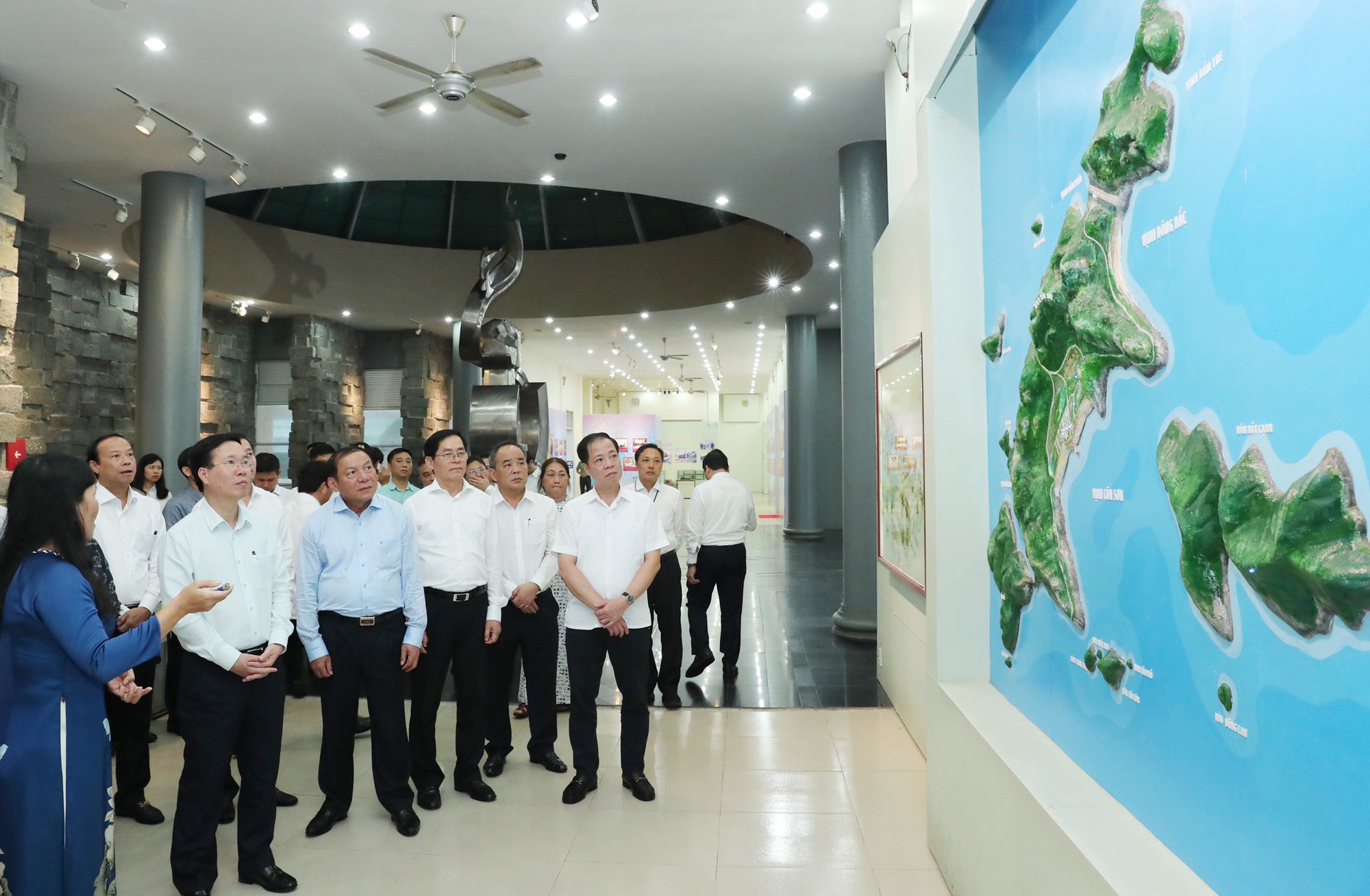 Chủ tịch nước Võ Văn Thưởng thăm Bảo tàng Côn Đảo và di tích lịch sử Trại Phú Hải - Ảnh 1.