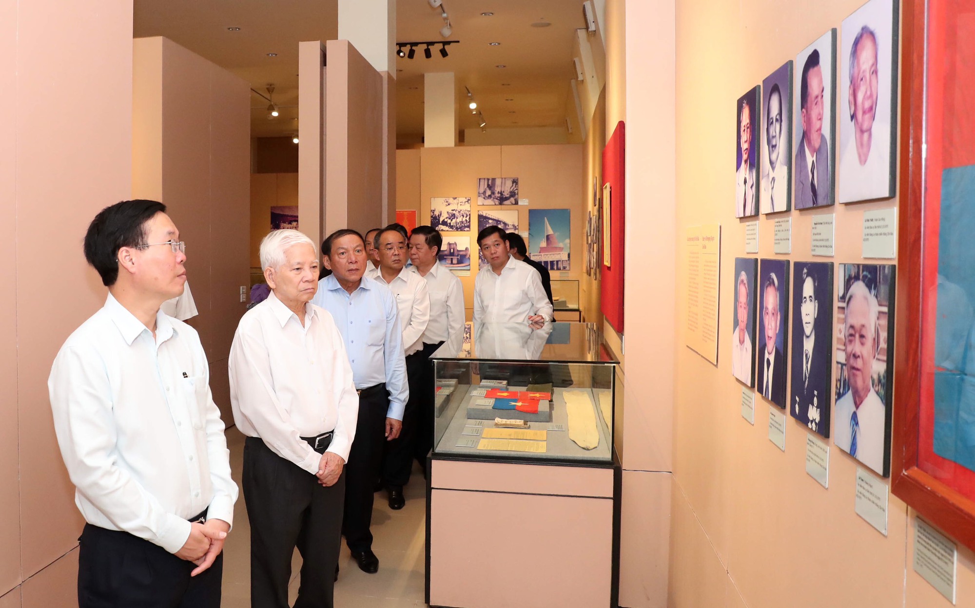Chủ tịch nước Võ Văn Thưởng thăm Bảo tàng Côn Đảo và di tích lịch sử Trại Phú Hải - Ảnh 2.