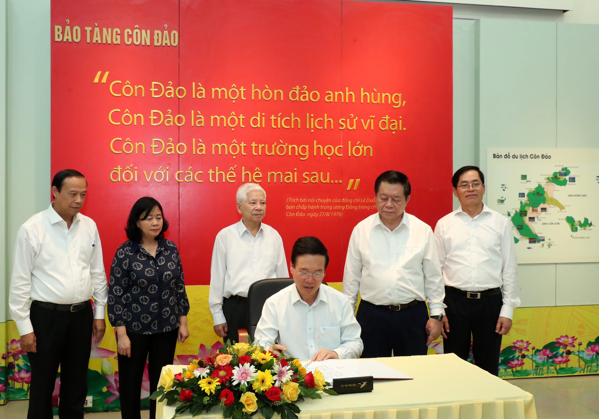 Chủ tịch nước Võ Văn Thưởng thăm Bảo tàng Côn Đảo và di tích lịch sử Trại Phú Hải - Ảnh 4.
