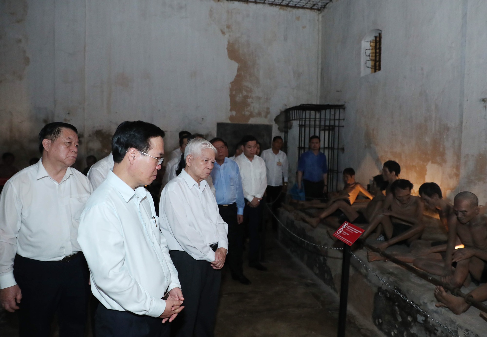 Chủ tịch nước Võ Văn Thưởng thăm Bảo tàng Côn Đảo và di tích lịch sử Trại Phú Hải - Ảnh 6.