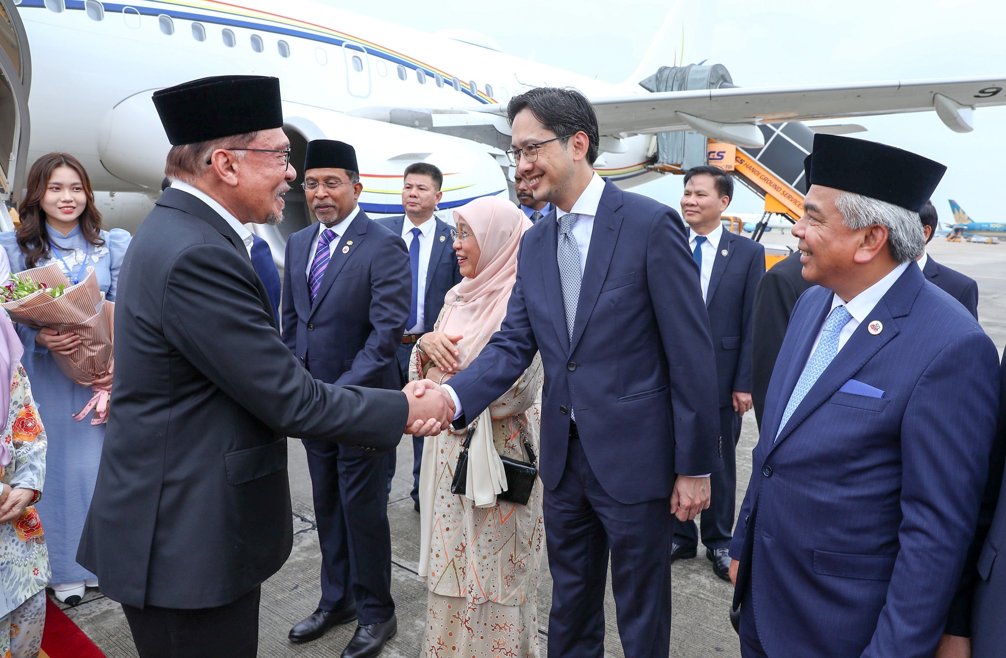 Thủ tướng Malaysia đến Hà Nội, bắt đầu chuyến thăm Việt Nam - Ảnh 2.
