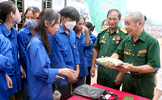 Yên Bái khai mạc trưng bày chuyên đề “Ký ức thời hoa lửa&quot; - Ảnh 1.