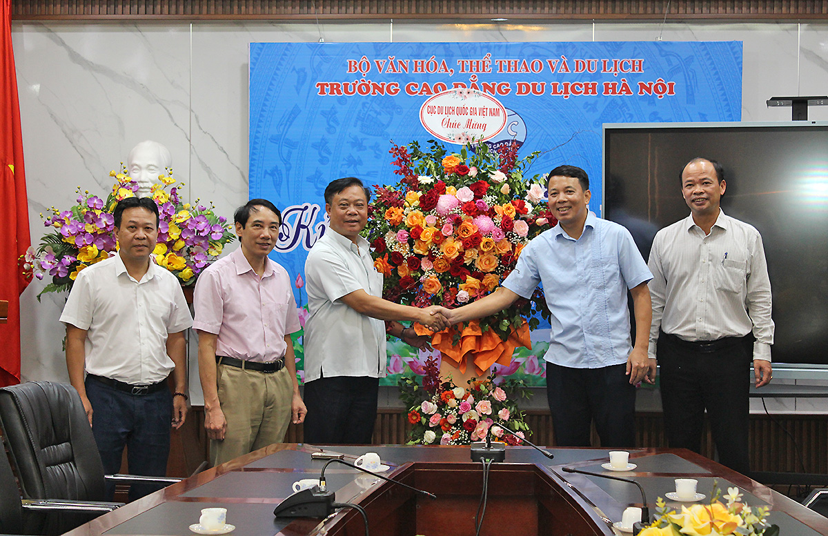 Cục Du lịch Quốc gia Việt Nam chúc mừng 51 năm thành lập Trường Cao đẳng Du lịch Hà Nội - Ảnh 1.