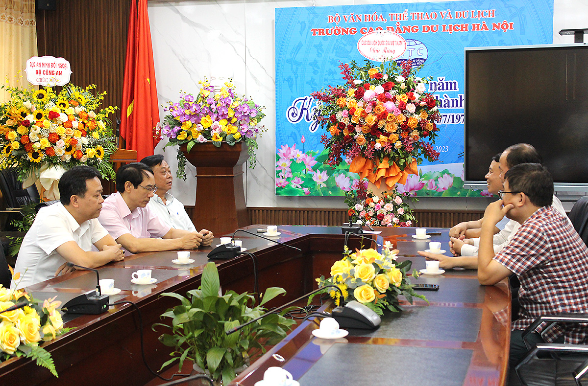 Cục Du lịch Quốc gia Việt Nam chúc mừng 51 năm thành lập Trường Cao đẳng Du lịch Hà Nội - Ảnh 2.