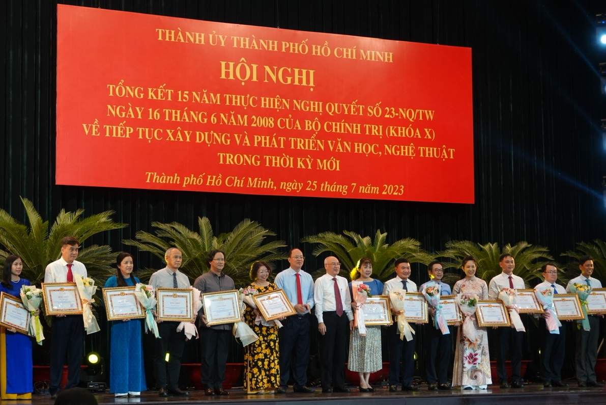 TP Hồ Chí Minh: Cần quan tâm nhiều hơn đến hoạt động văn học, nghệ thuật - Ảnh 2.