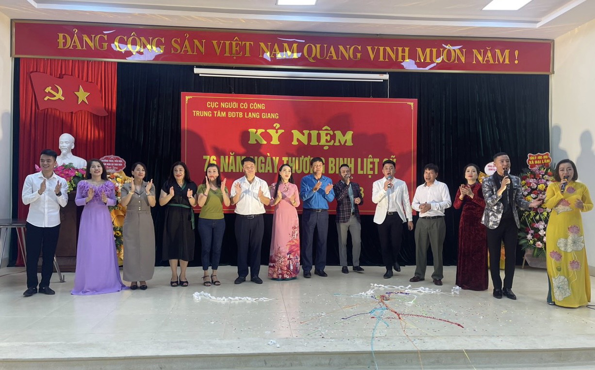 Công đoàn Bộ VHTTDL thăm, tặng quà tri ân và biểu diễn nghệ thuật tại Bắc Giang - Ảnh 1.