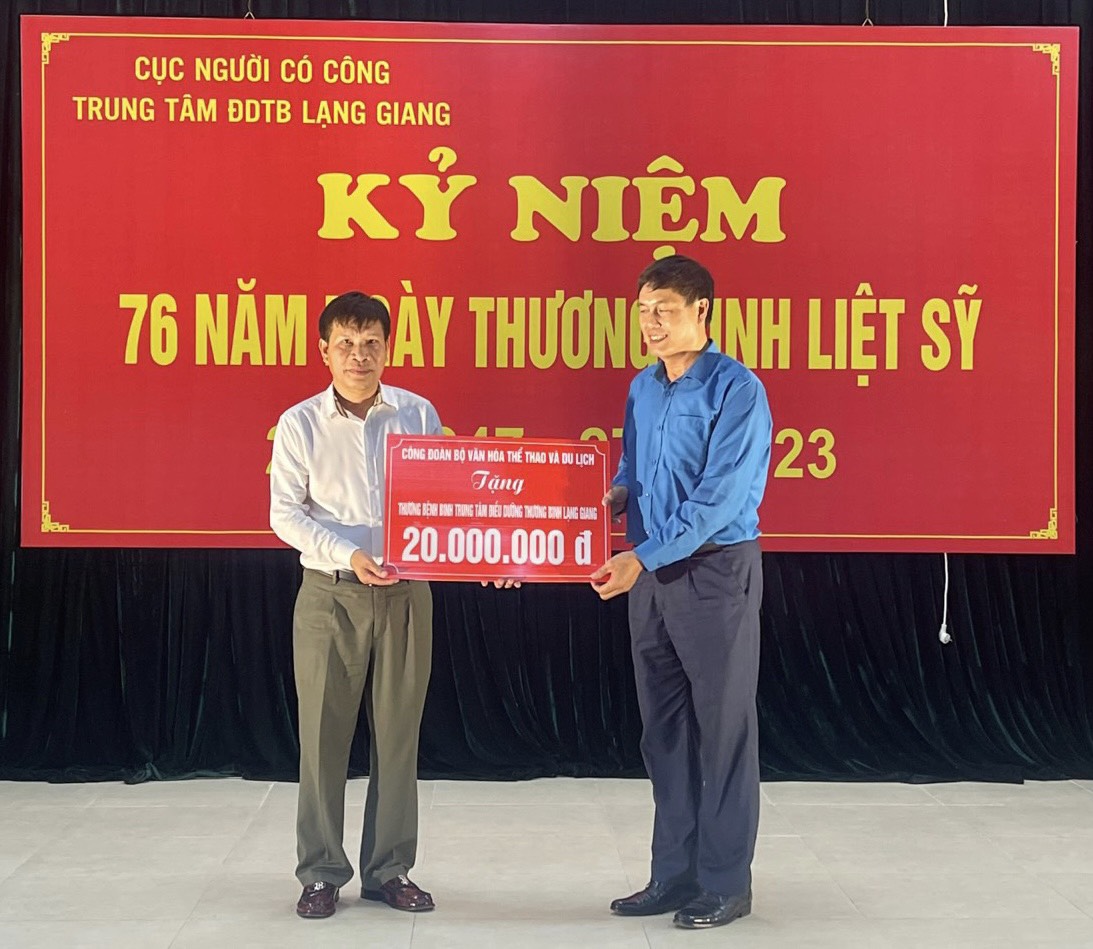 Công đoàn Bộ VHTTDL thăm, tặng quà tri ân và biểu diễn nghệ thuật tại Bắc Giang - Ảnh 2.