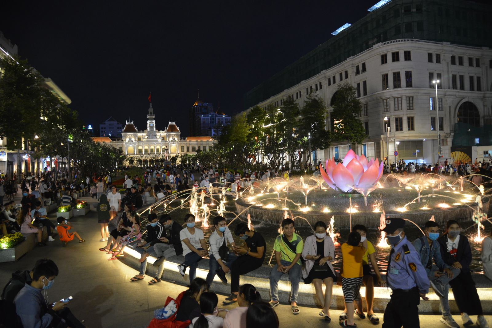 TP Hồ Chí Minh khai thác kinh tế đêm để 'kéo' du khách - Ảnh 1.