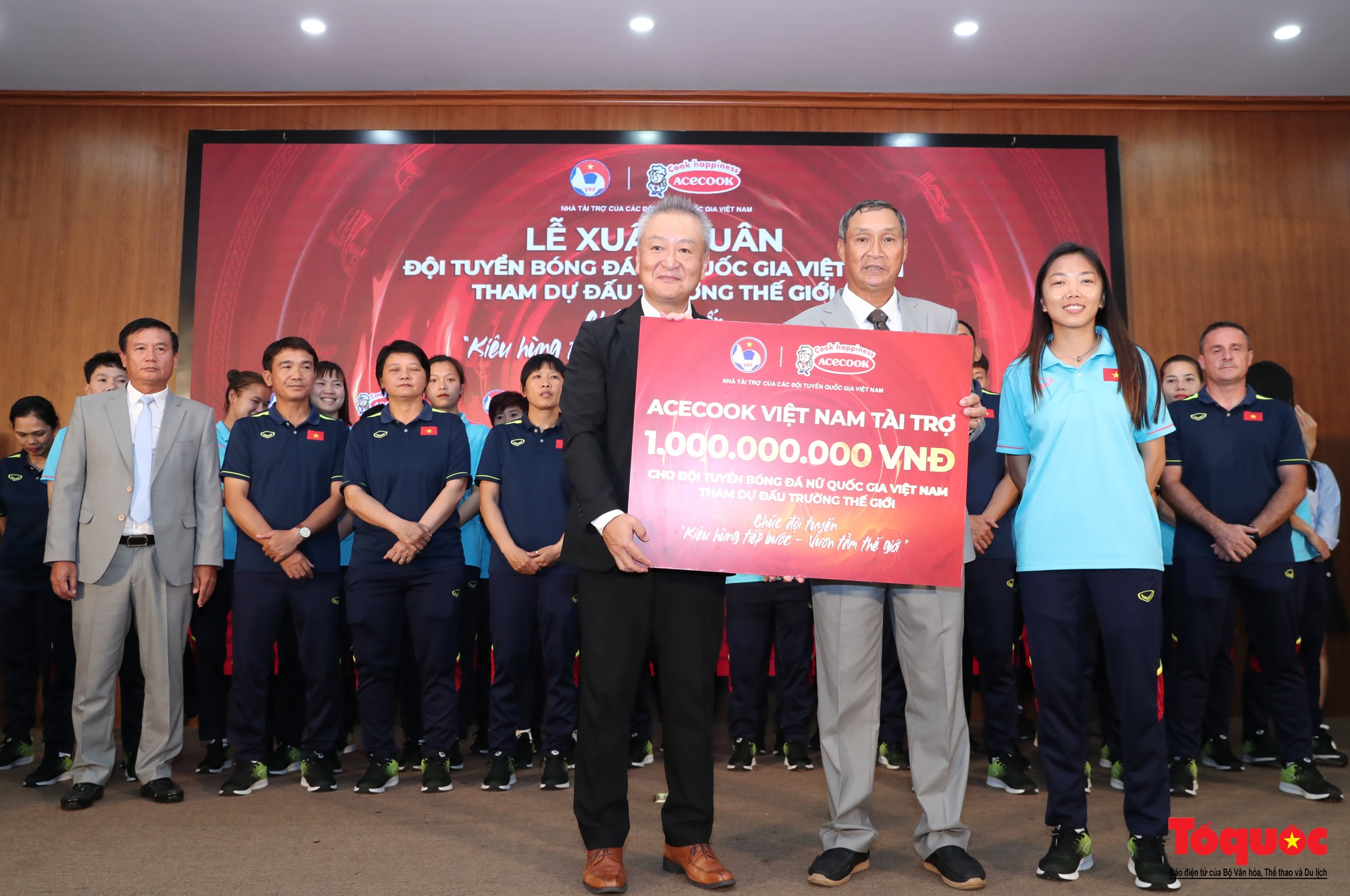 Thứ trưởng Hoàng Đạo Cương tin tưởng đội tuyển nữ Việt Nam cũng sẽ thi đấu tự tin, vượt qua chính mình tại VCK FIFA World Cup nữ 2023 - Ảnh 2.