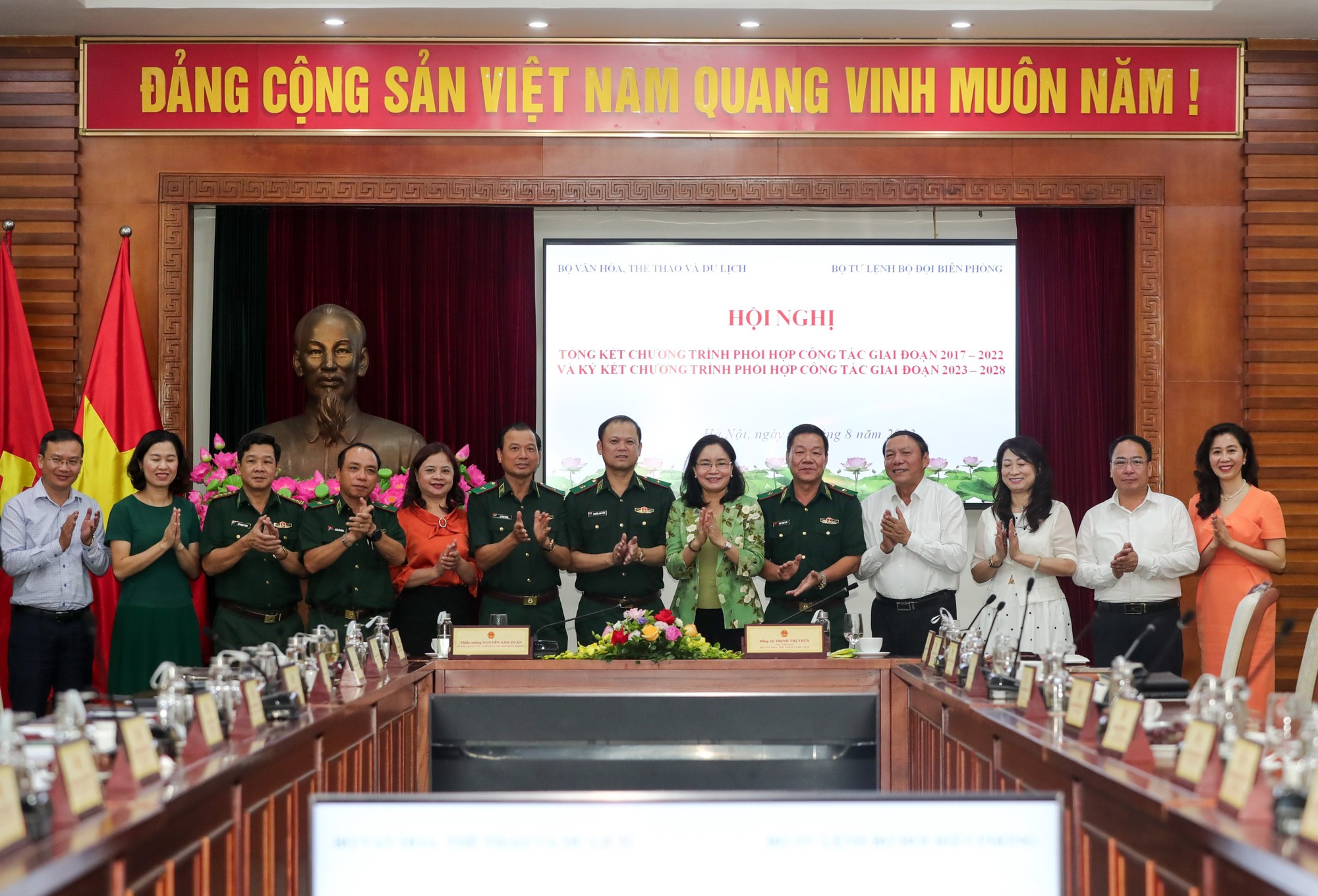 Bộ trưởng Nguyễn Văn Hùng: Đưa "ánh sáng" của Văn hóa đến gần hơn nữa vùng sâu vùng xa, vùng biên giới, hải đảo - Ảnh 9.