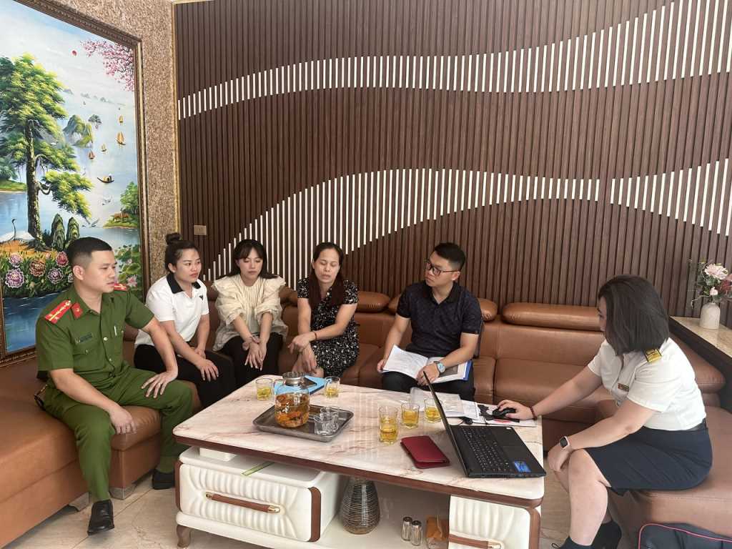 Quảng Ninh: Siết chặt quản lý cơ sở kinh doanh dịch vụ du lịch tự phát - Ảnh 2.