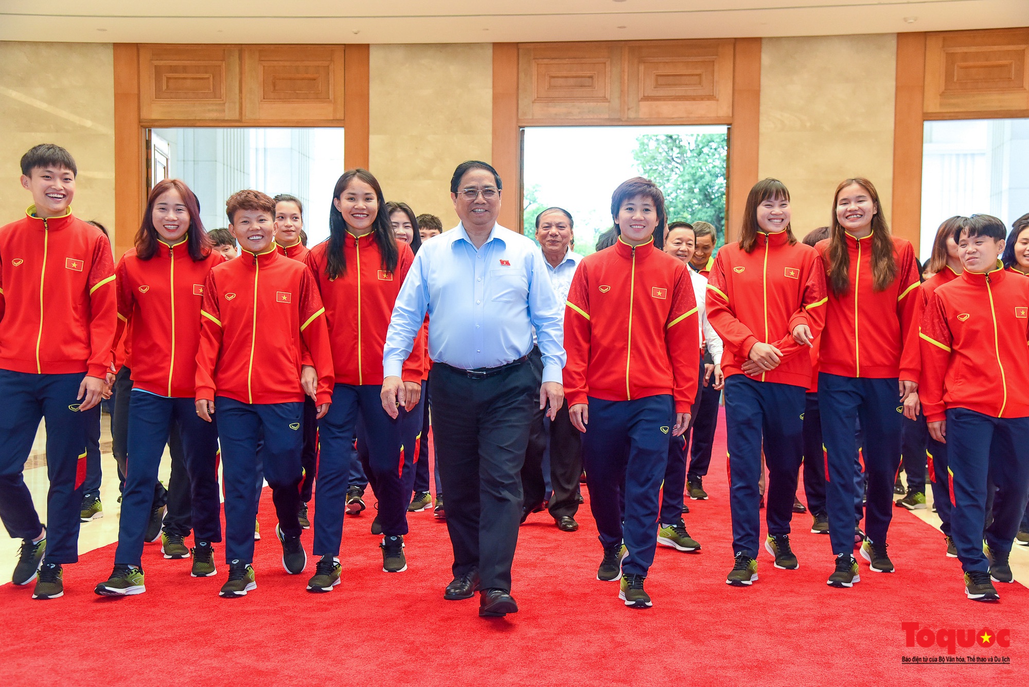 Thủ tướng: Chúng ta tự hào, xúc động khi Quốc kỳ và Quốc ca Việt Nam lần đầu tiên được kéo và vang lên tại một kỳ World Cup bóng đá nữ - Ảnh 1.