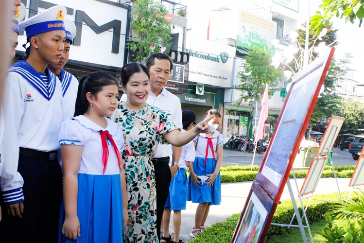 Triển lãm ảnh “Hoàng Sa - Trường Sa trong lòng Quảng Ngãi” - Ảnh 1.