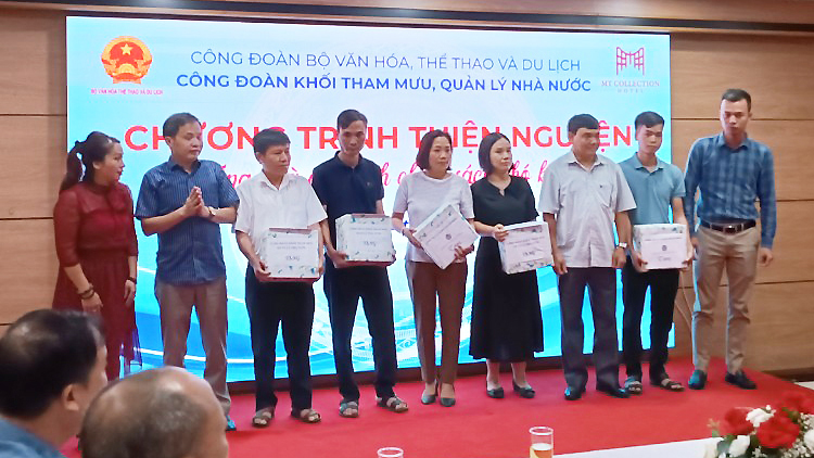 Công đoàn Khối Tham mưu quản lý nhà nước Bộ VHTTDL tổ chức chương trình thiện nguyện tại Ninh Bình - Ảnh 2.