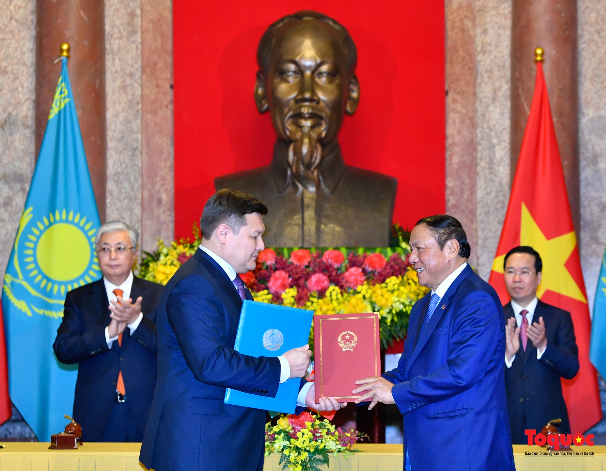 Chủ tịch nước chủ trì lễ đón Tổng thống Kazakhstan - Ảnh 15.