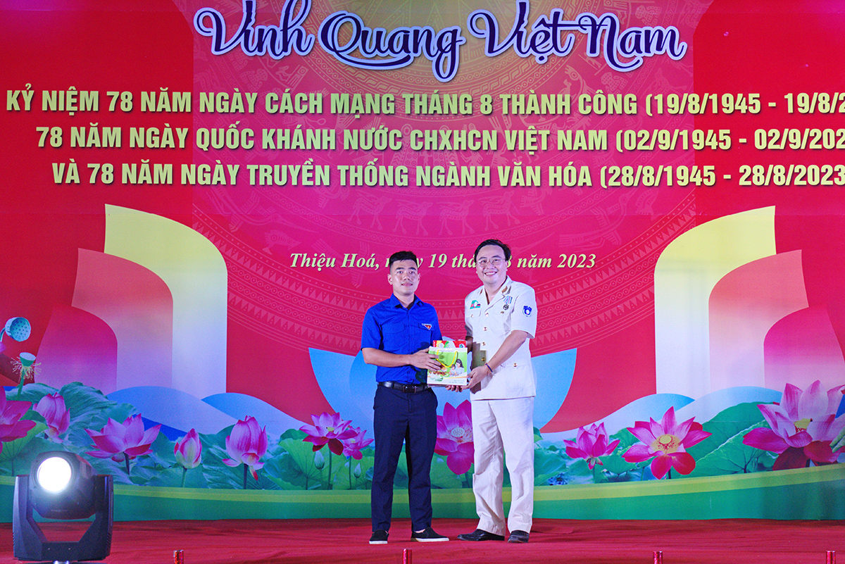 Đoàn Thanh niên Bộ VHTTDL tổ chức chương trình nghệ thuật “Vinh quang Việt Nam” và ủng hộ thiện nguyện tại Thanh Hóa - Ảnh 6.