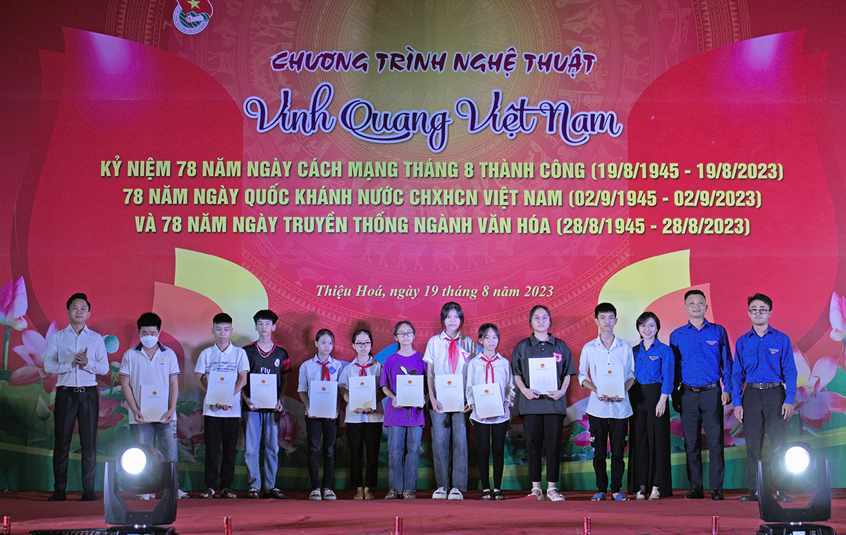 Đoàn Thanh niên Bộ VHTTDL tổ chức chương trình nghệ thuật “Vinh quang Việt Nam” và ủng hộ thiện nguyện tại Thanh Hóa - Ảnh 1.