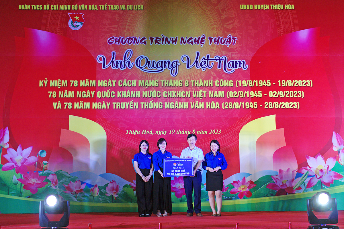 Đoàn Thanh niên Bộ VHTTDL tổ chức chương trình nghệ thuật “Vinh quang Việt Nam” và ủng hộ thiện nguyện tại Thanh Hóa - Ảnh 3.