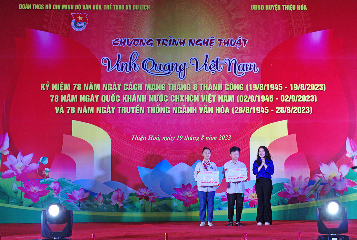 Đoàn Thanh niên Bộ VHTTDL tổ chức chương trình nghệ thuật “Vinh quang Việt Nam” và ủng hộ thiện nguyện tại Thanh Hóa - Ảnh 4.