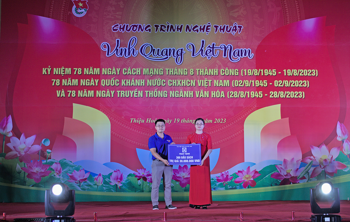 Đoàn Thanh niên Bộ VHTTDL tổ chức chương trình nghệ thuật “Vinh quang Việt Nam” và ủng hộ thiện nguyện tại Thanh Hóa - Ảnh 5.