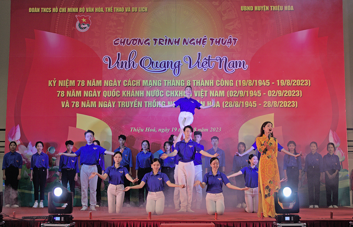 Đoàn Thanh niên Bộ VHTTDL tổ chức chương trình nghệ thuật “Vinh quang Việt Nam” và ủng hộ thiện nguyện tại Thanh Hóa - Ảnh 7.