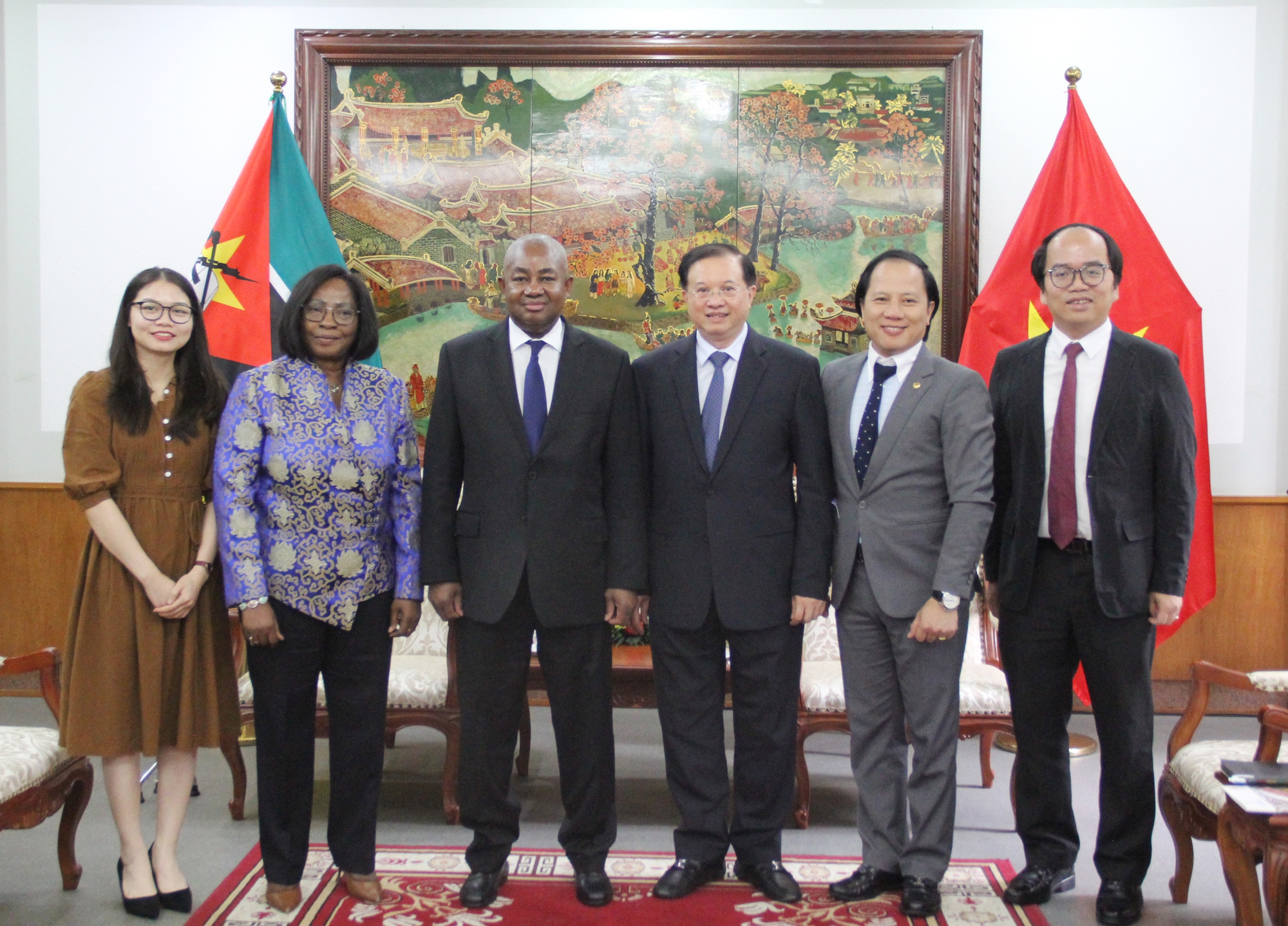 Thứ trưởng Tạ Quang Đông tiếp và làm việc với Đại sứ Mozambique tại Việt Nam - Ảnh 3.