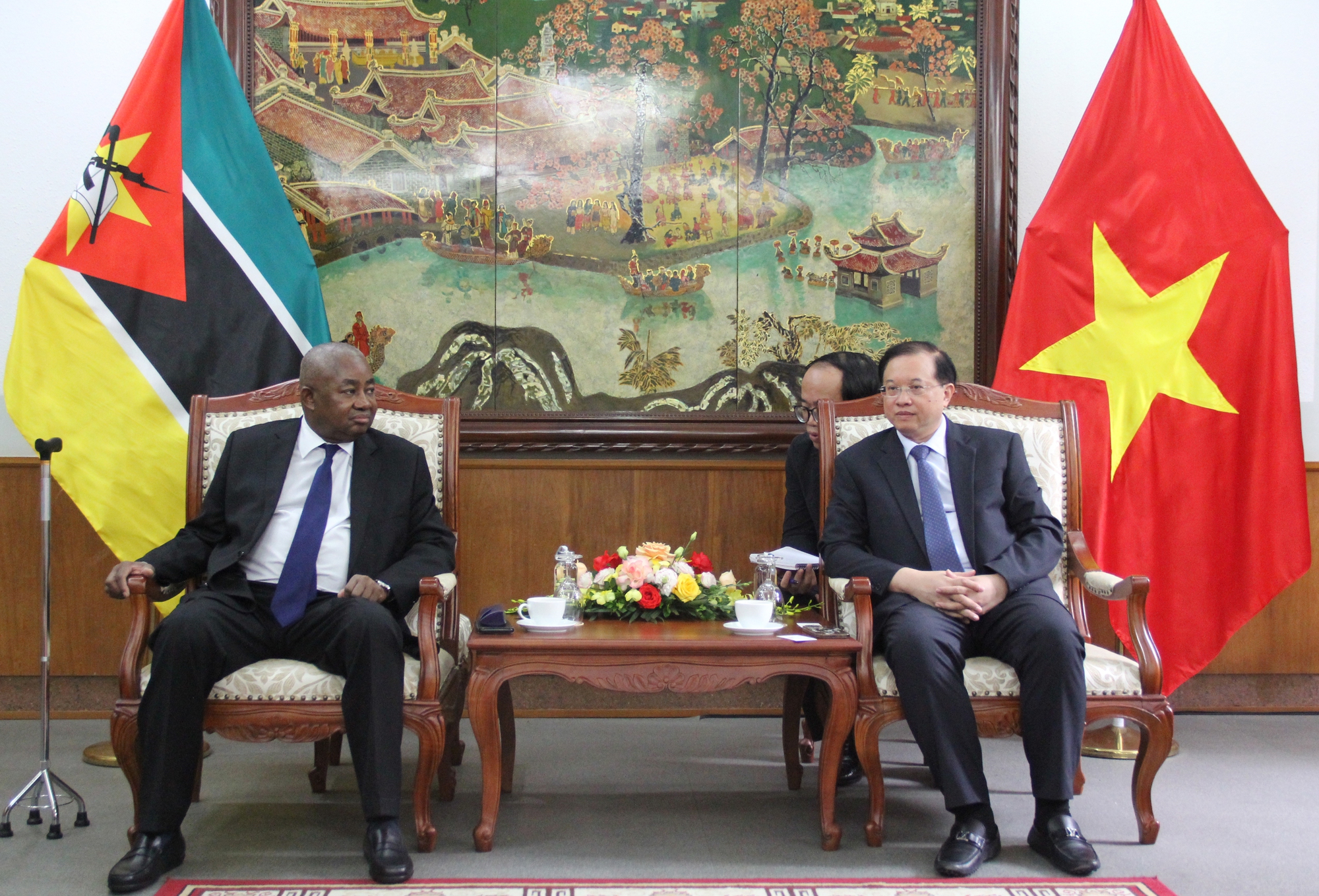 Thứ trưởng Tạ Quang Đông tiếp và làm việc với Đại sứ Mozambique tại Việt Nam - Ảnh 1.