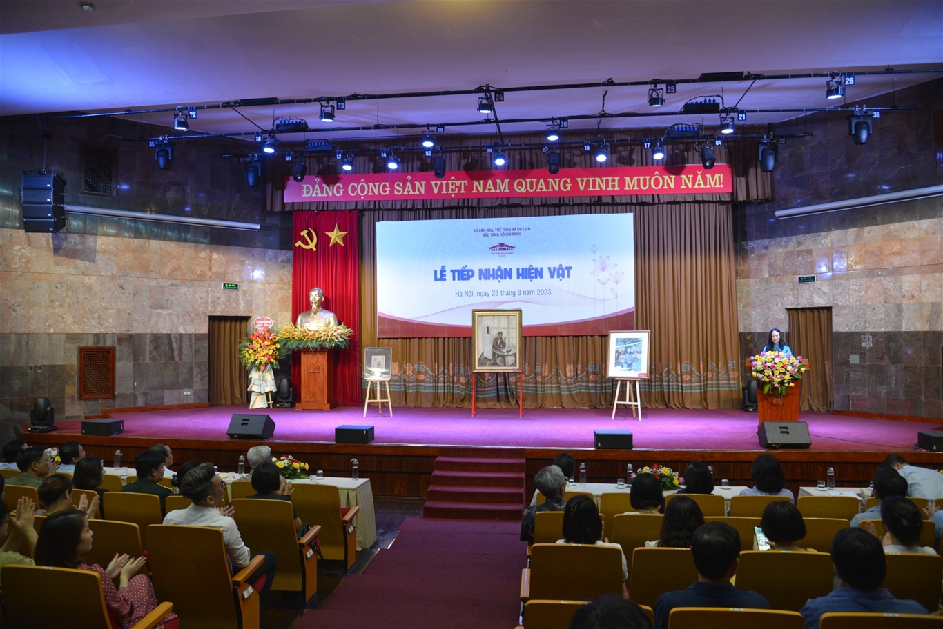 Bảo tàng Hồ Chí Minh tổ chức Lễ tiếp nhận các tác phẩm nghệ thuật về Chủ tịch Hồ Chí Minh của họa sĩ Văn Giáo - Ảnh 1.