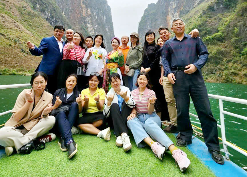 8 tháng đầu năm, Hà Giang đón gần 2 triệu lượt khách du lịch - Ảnh 1.