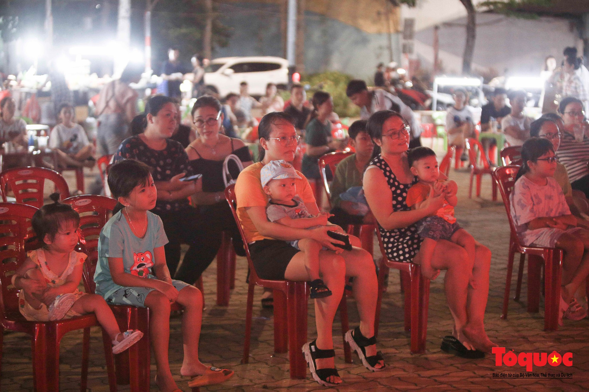“Tuồng xuống phố” ở Đà Nẵng thu hút du khách - Ảnh 11.